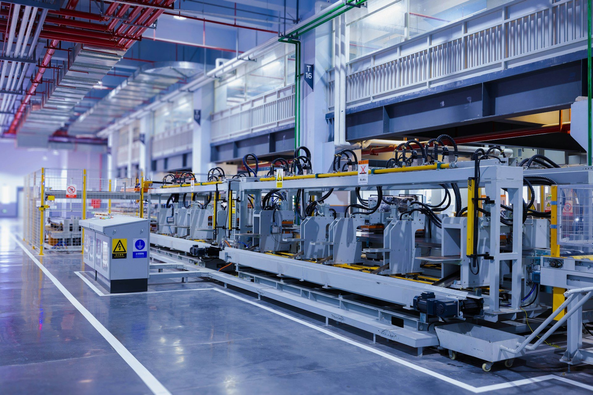 Línea de producción automatizada dentro de una planta industrial