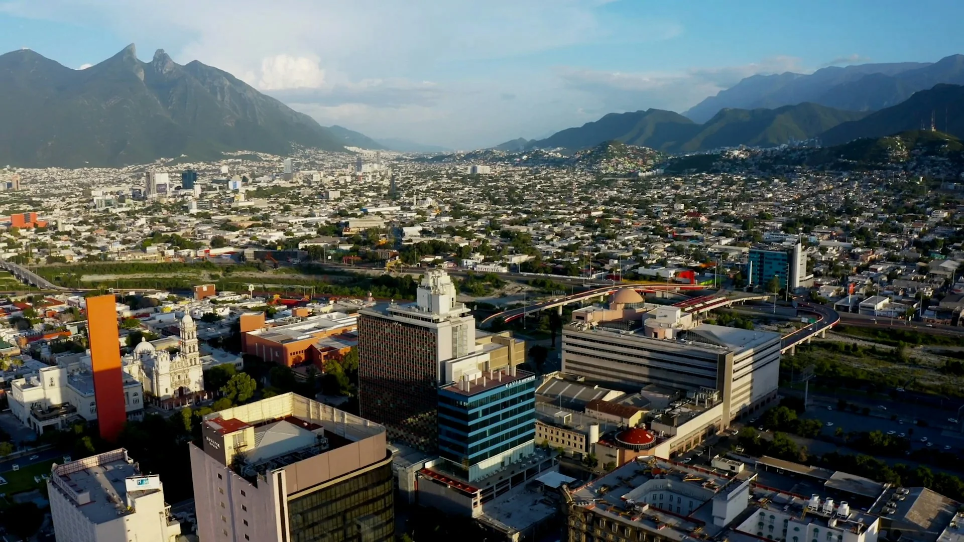 Vista panorámica de Monterrey, Nuevo León, contexto regional de la adopción de inteligencia artificial en empresas