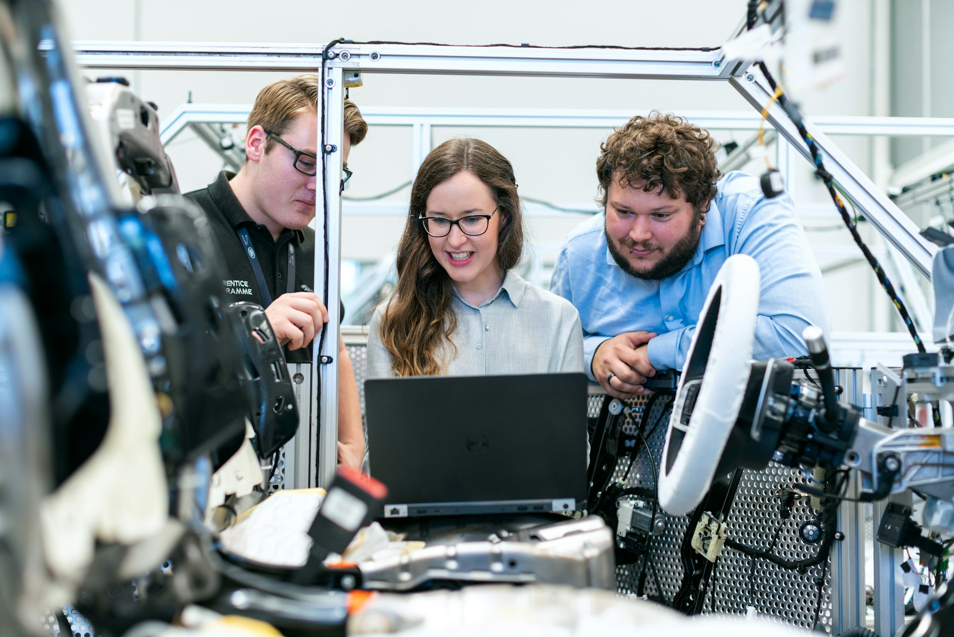 Equipo de ingeniería revisando un workflow con inteligencia artificial y puntos de validación humana